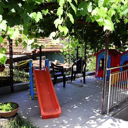 Family Apartment With Garden Sarajevo Esterno foto