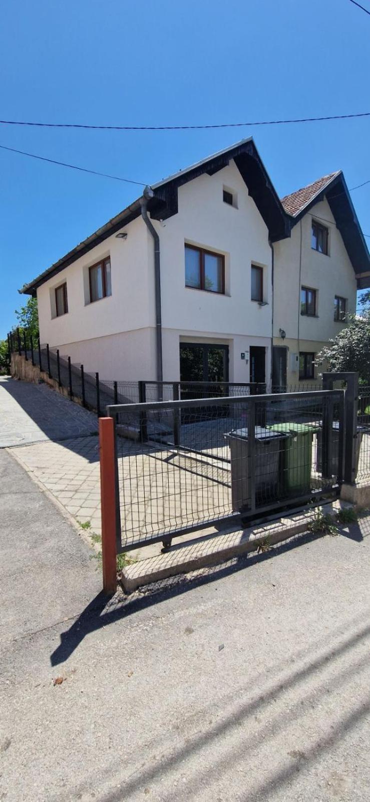 Family Apartment With Garden Sarajevo Esterno foto