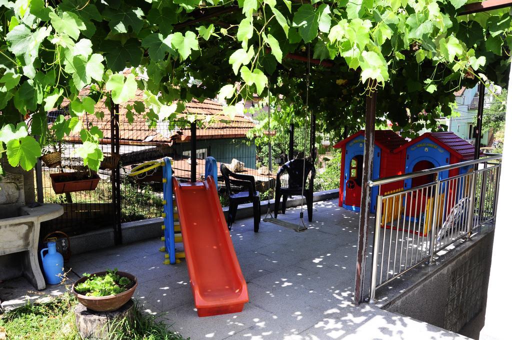 Family Apartment With Garden Sarajevo Esterno foto