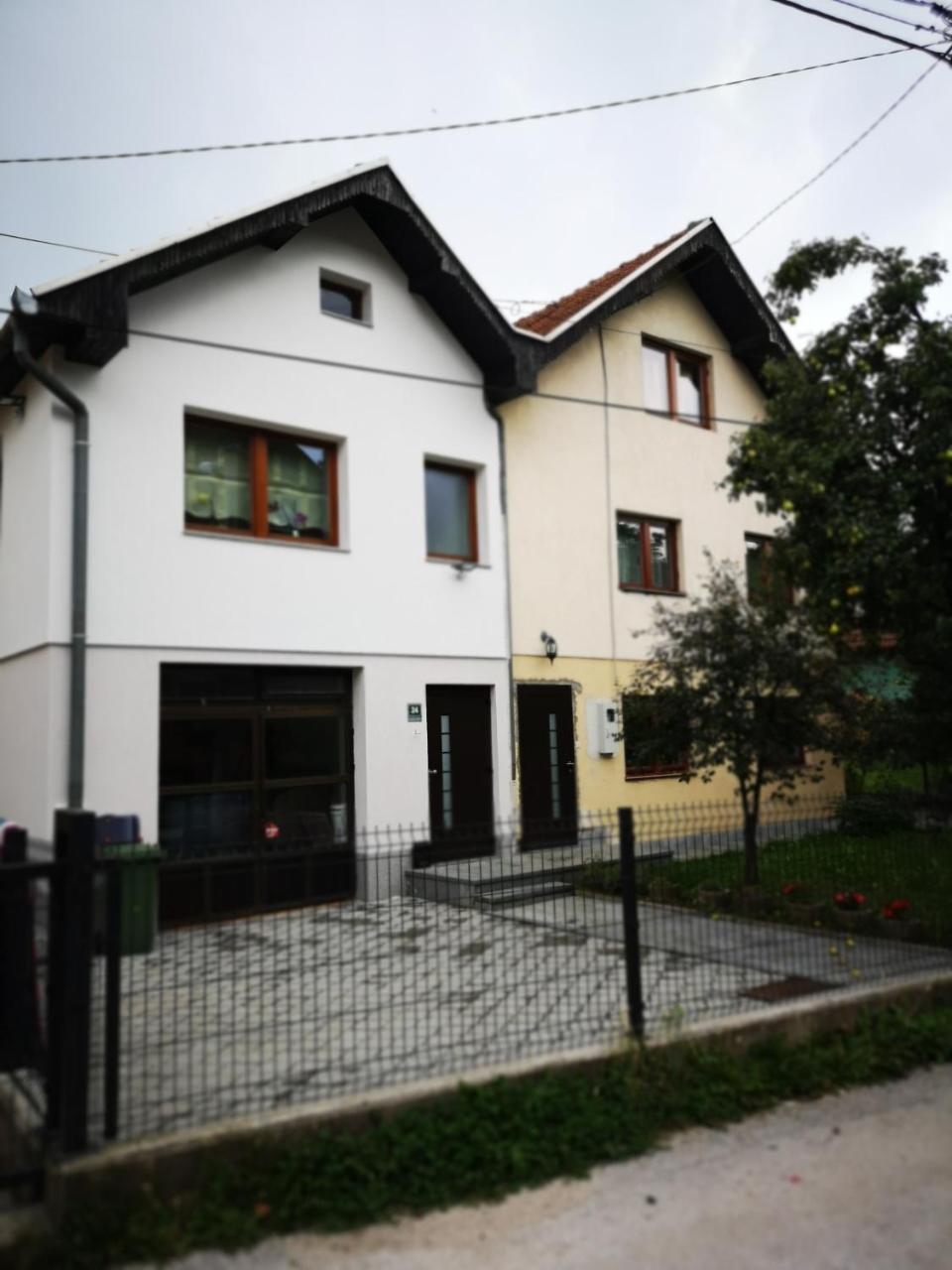 Family Apartment With Garden Sarajevo Esterno foto