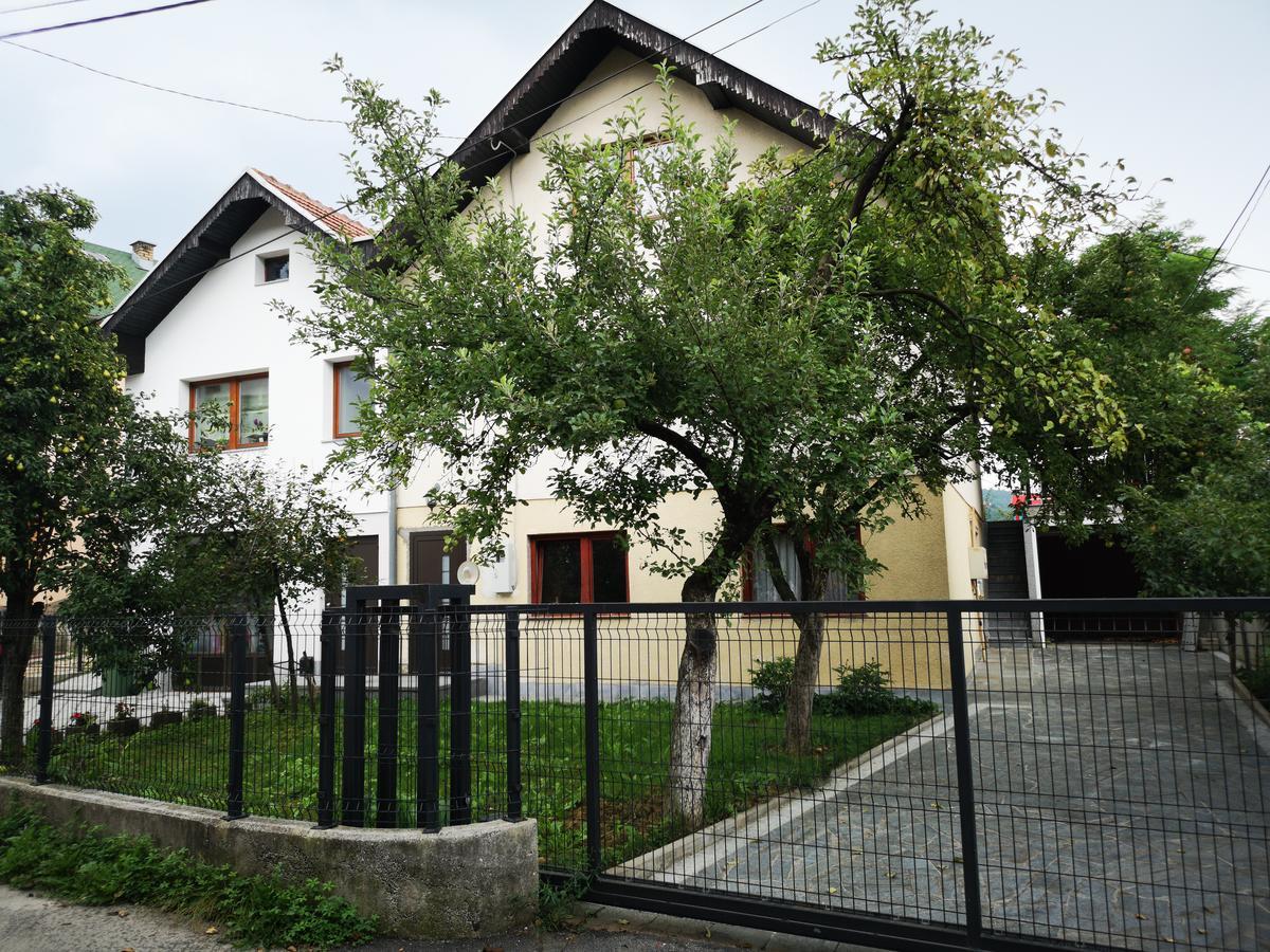 Family Apartment With Garden Sarajevo Esterno foto